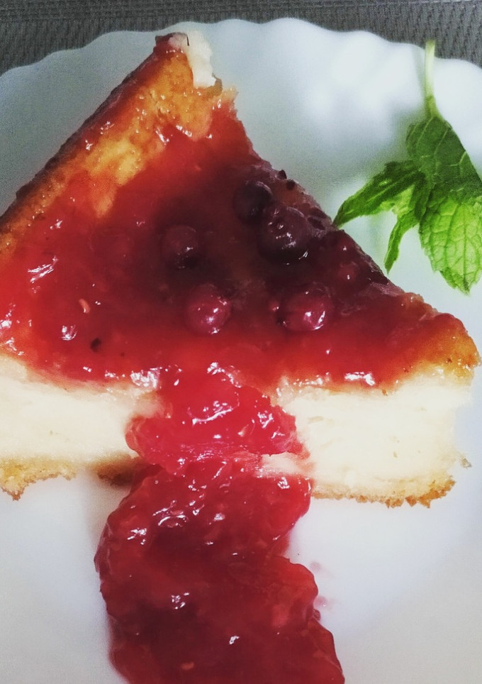 Una foto de Quesada con mermelada de fresa
