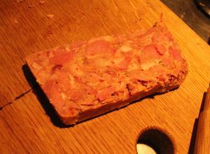 Una foto de Queso de cerdo, a la Jorge, justito en el diome del argentino y del sueco