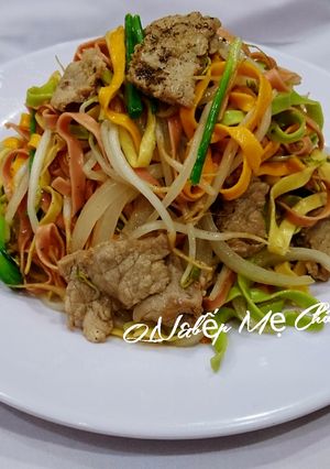 Hình của món Mì rau củ xào thịt bò.