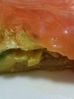 Una foto de Tortilla de patata con aguacate y salmón ahumado