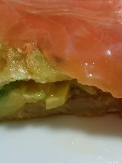 Una foto de Tortilla de patata con aguacate y salmón ahumado