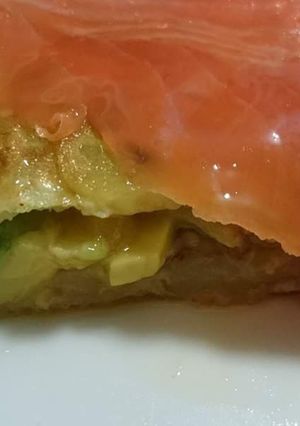 Una foto de Tortilla de patata con aguacate y salmón ahumado