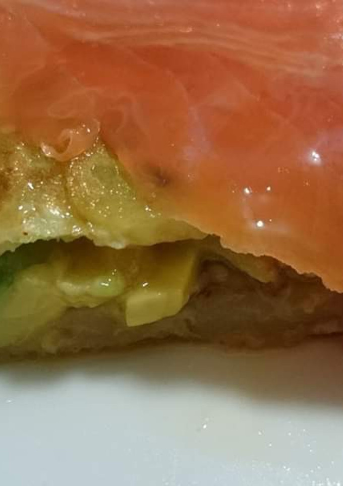 Una foto de Tortilla de patata con aguacate y salmón ahumado