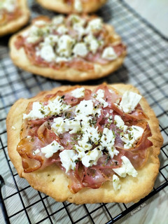 Una foto de Coca de panceta curada con queso feta