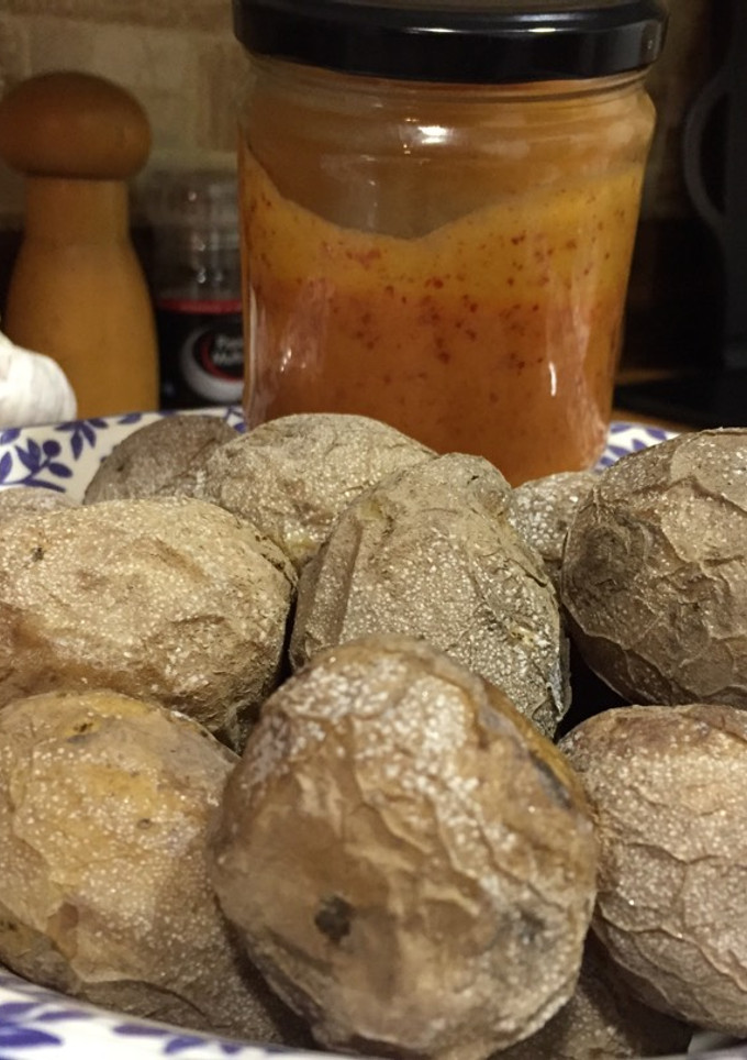 Una foto de Papas arrugadas con mojo picón casero