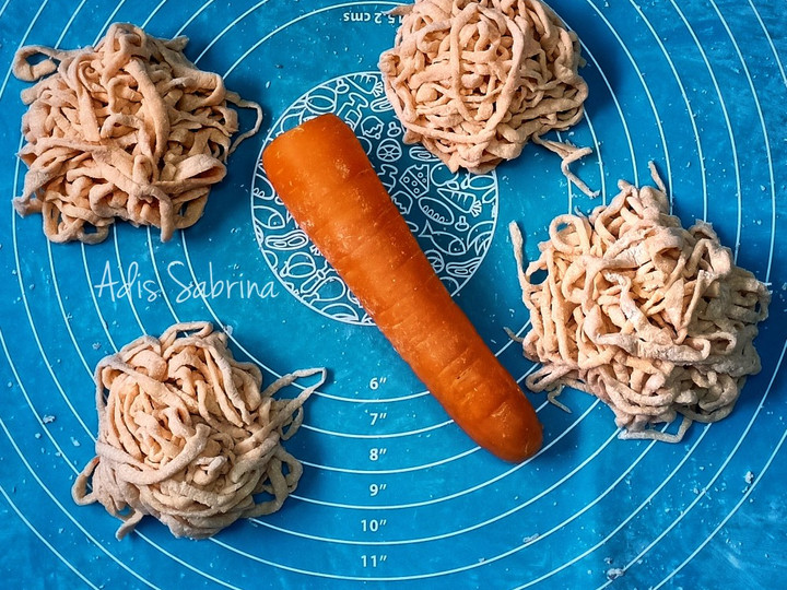 Bagaimana Membuat Mie wortel homemade eggless Tanpa alat yang Bikin Ngiler
