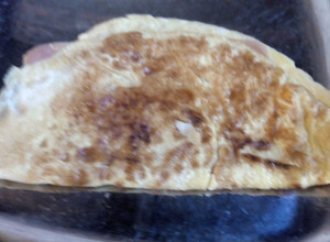 Una foto de Omelette de huevo con paleta y queso
