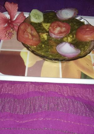 A picture of Palak paneer.