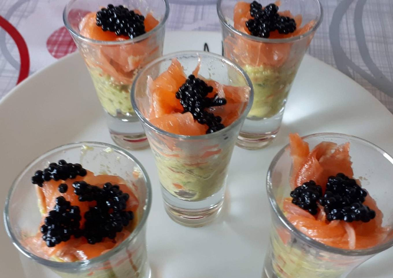 Aguacate con salmón y caviar de huevos de mujol