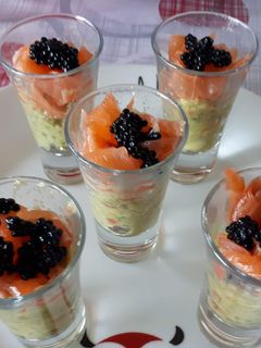 Una foto de Aguacate con salmón y caviar de huevos de mujol