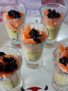 Una foto de Aguacate con salmón y caviar de huevos de mujol