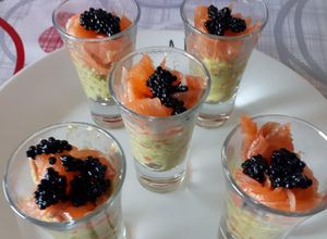 Una foto de Aguacate con salmón y caviar de huevos de mujol