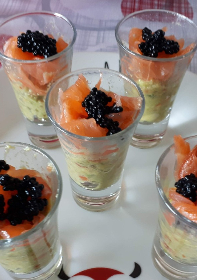 Una foto de Aguacate con salmón y caviar de huevos de mujol