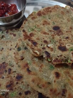 મલ્ટીગ્રેન લીલા લસણ ના થેપલા (Multigrain Garlic Thepla Recipe In Gujarati) રેસીપી મુખ્ય ફોટો