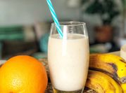 Una foto de batido de plátano
