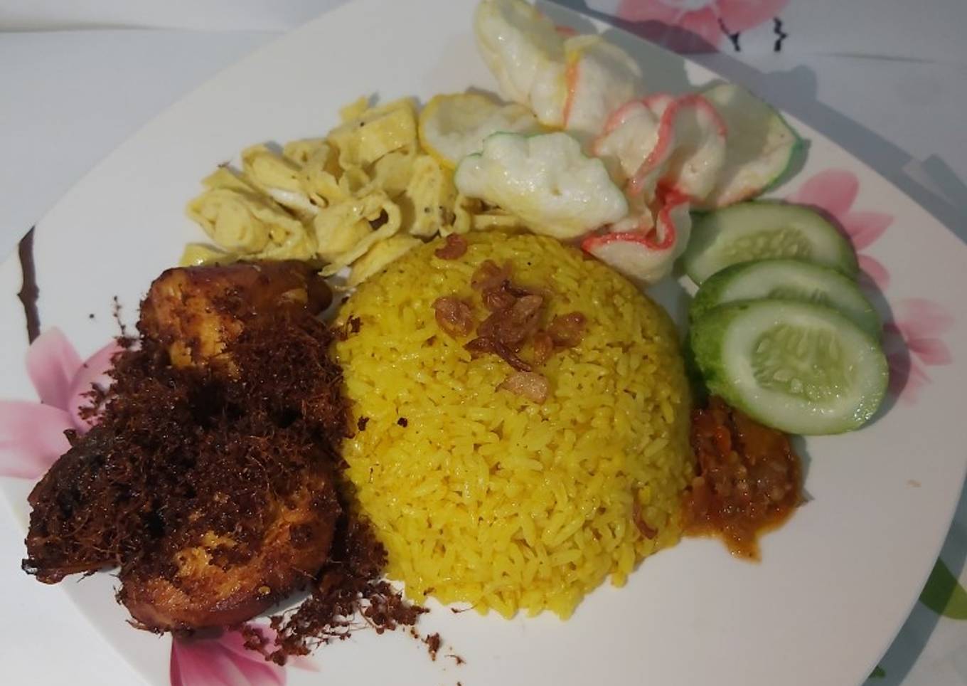 Nasi kuning + ayam goreng lengkuas bumbu racik