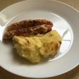 Puré de papas y calabacín con salchichas y gratín de queso manchego