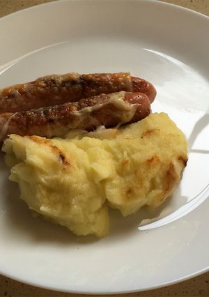 Foto principal de Puré de papas y calabacín con salchichas y gratín de queso manchego