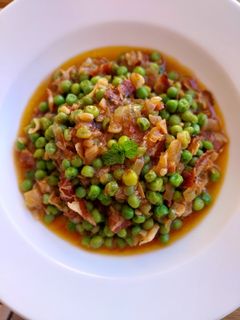 Una foto de Guisantes con panceta curada a la pimienta