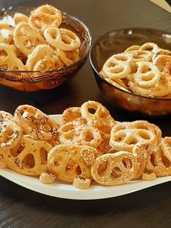 Sajtos szezámmagos köménymagos perec recept fotója