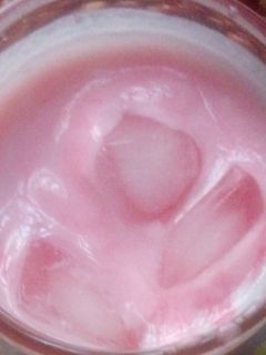 स्ट्रॉबेरी दही की लस्सी (strawberry dahi ki lassi recipe in Hindi) रेसिपी मुख्य फोटो