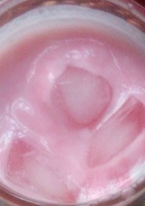 स्ट्रॉबेरी दही की लस्सी (strawberry dahi ki lassi recipe in Hindi) रेसिपी मुख्य फोटो
