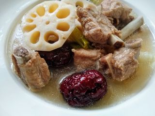【秋補】蓮藕紅棗排骨湯