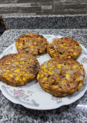 Una foto de Hamburguesas económicas de atún y choclo