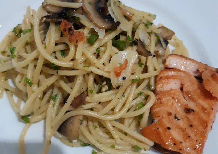 Spaghetti oglio olio with salmon and mushroom