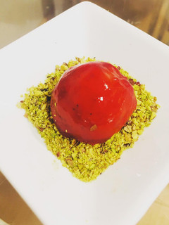 Una foto de Bombones de foie con coulis de frambuesa y tierra de pistachos
