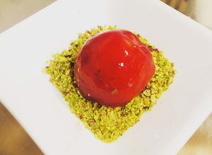 Foto principal de Bombones de foie con coulis de frambuesa y tierra de pistachos