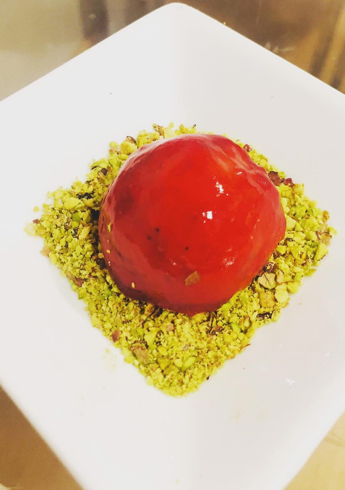 Una foto de Bombones de foie con coulis de frambuesa y tierra de pistachos