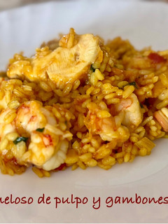 Una foto de Arroz meloso de pulpo y gambones al ajillo