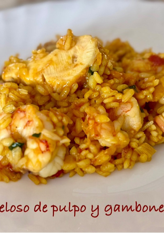Una foto de Arroz meloso de pulpo y gambones al ajillo
