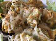 Una foto de salsa para pasta rellena de espinacas
