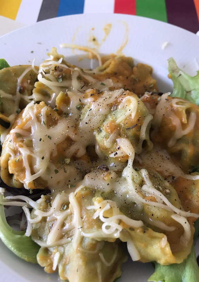 Una foto de Pasta rellena con salsa de calabaza