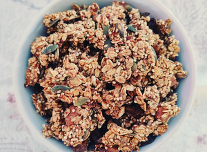 Foto di Granola ai semi di zucca con miglio e datteri
