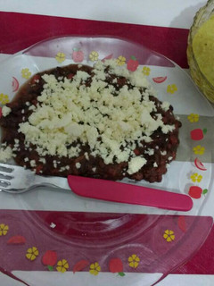 Una foto de Frijoles con Longaniza y Salsa Verde