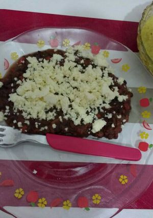 Una foto de Frijoles con Longaniza y Salsa Verde
