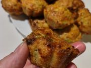 Una foto de muffins de zapallito y queso