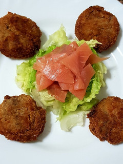 Una foto de Croquetas de berenjena y taquitos de jamón serrano