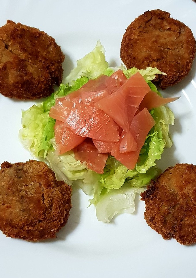 Una foto de Croquetas de berenjena y taquitos de jamón serrano