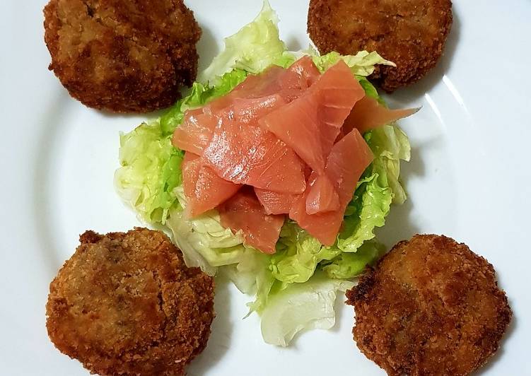 Croquetas de berenjena y taquitos de jamón serrano
