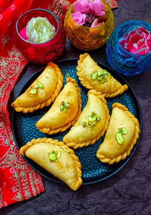 गुझिया (मावा ड्राई फ्रूट्स वाली) रेसिपी मुख्य फोटो