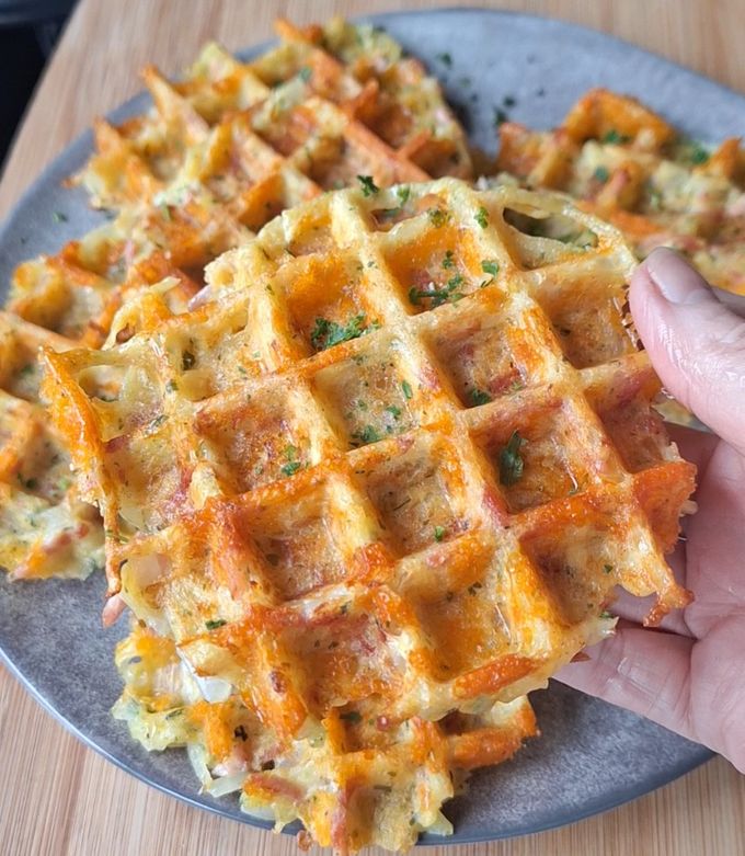 Une photo de Gaufres de pommes de terre au jambon et cheddar