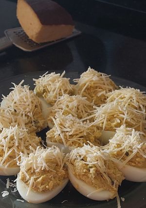 Una foto de Huevitos rellenos de palta 🥑