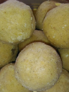 बेसन लाडू (besan ladoo recipe in marathi) रेसिपी चे मुख्य फोटो