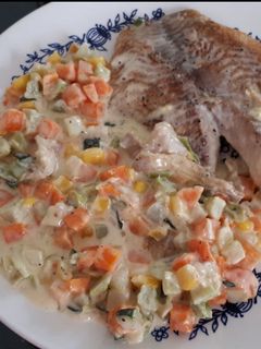 Una foto de Pescado con verduras mixtas
