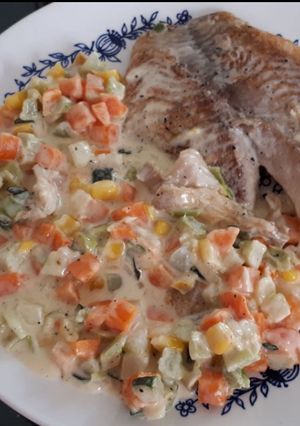 Una foto de Pescado con verduras mixtas