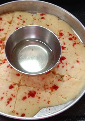 A picture of Gujarati famous dhokla with garlic red chutney.